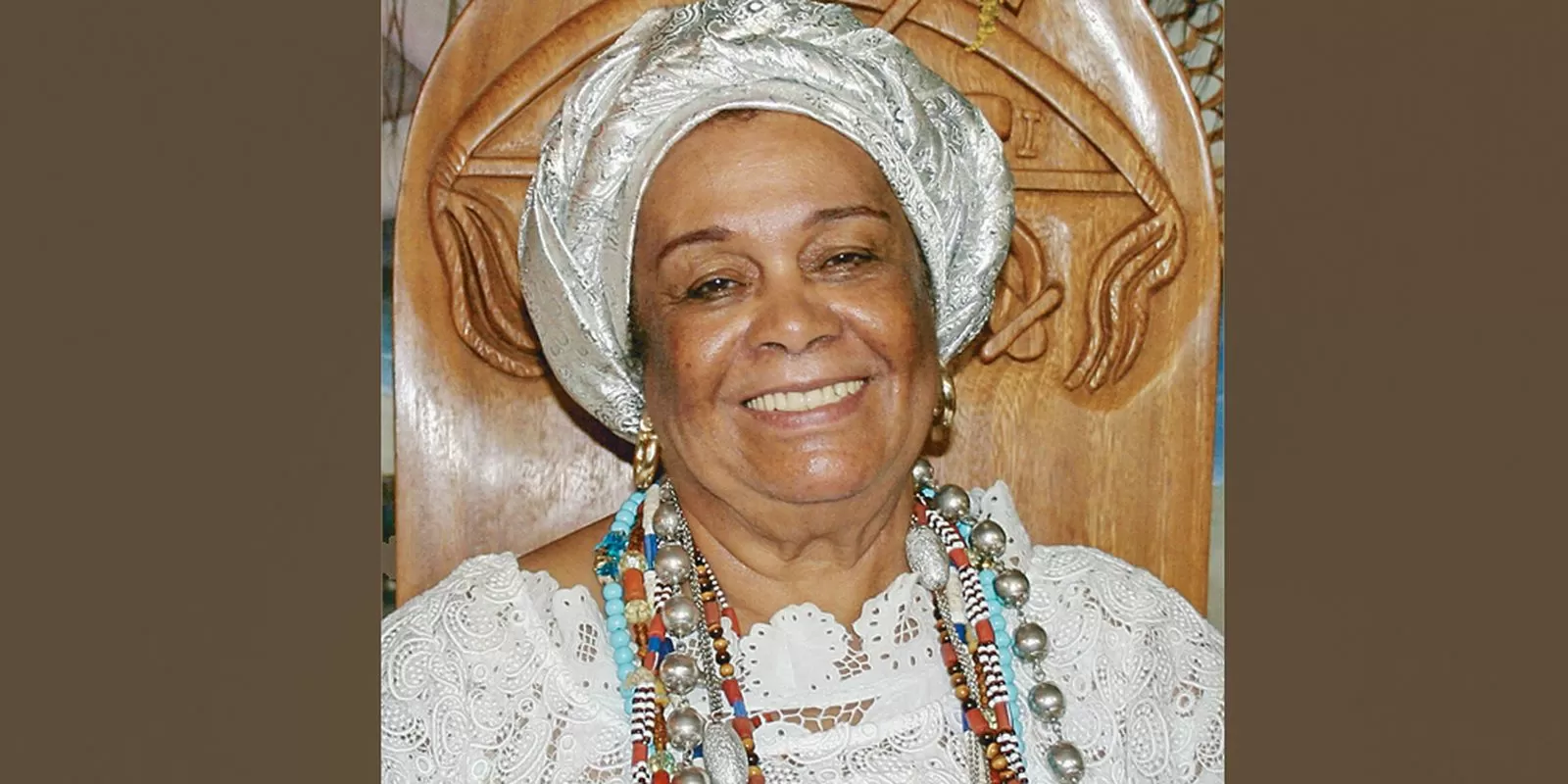 Mãe Carmen recebe reverências como "guerreira" da mudança e acolhedora