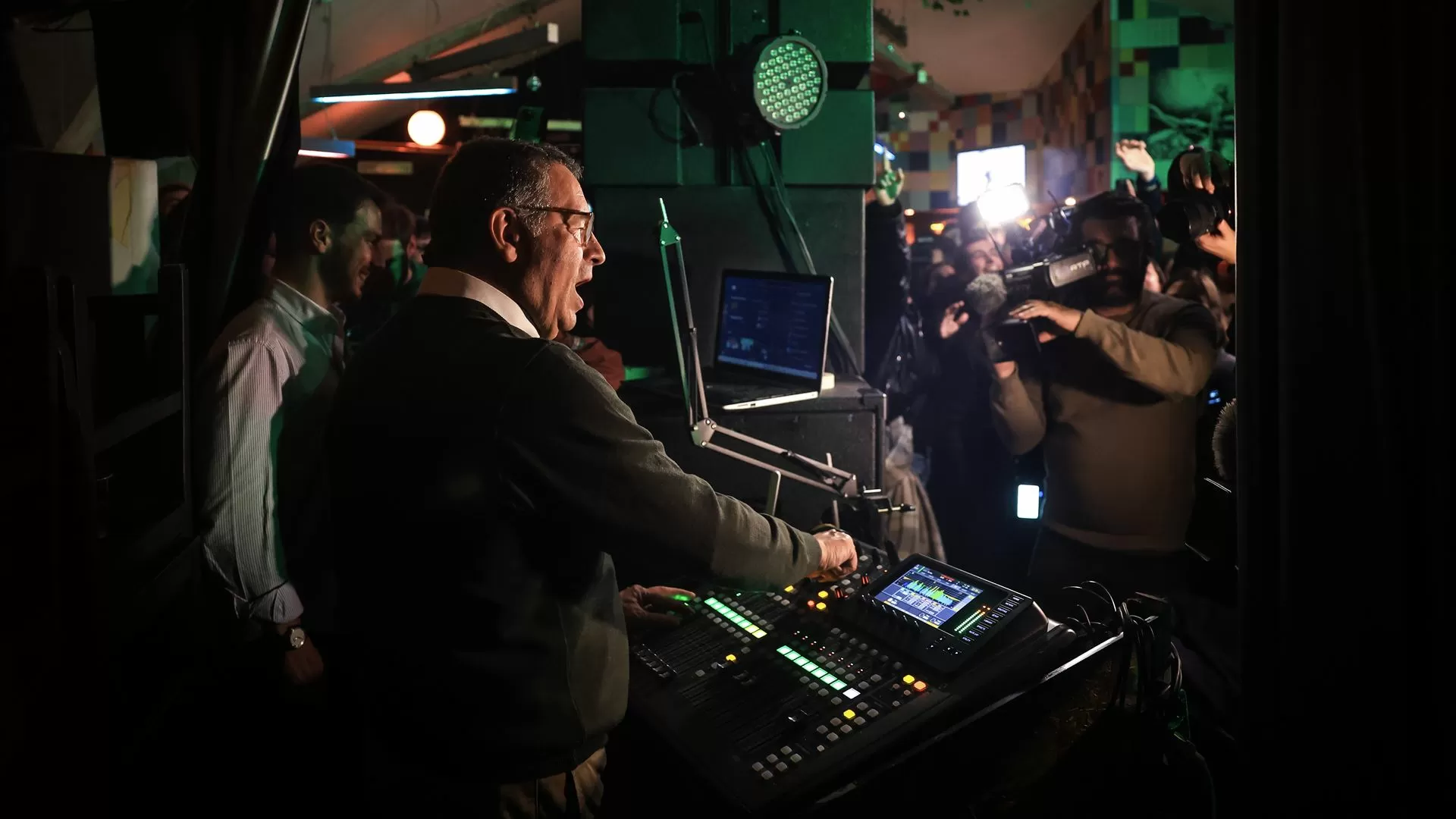 Em modo DJ, Seguro dá música e tira finos para "fazer coligação com os jovens"