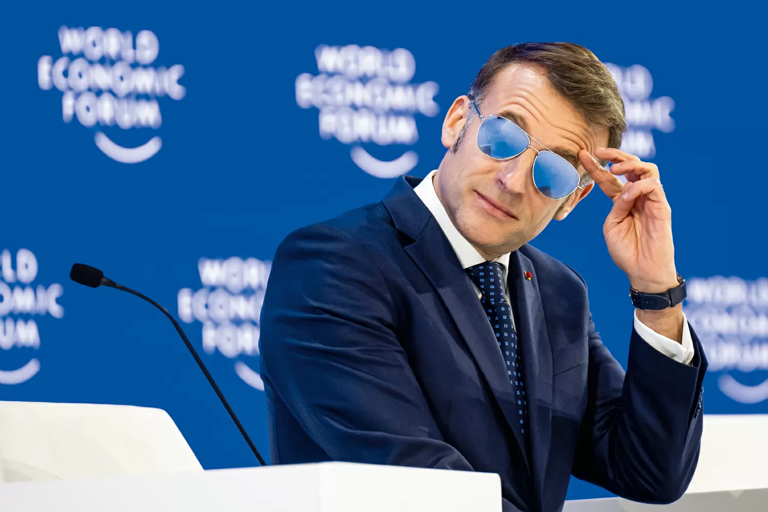 Com Macron como modelo, empresa italiana de óculos vê ações dispararem