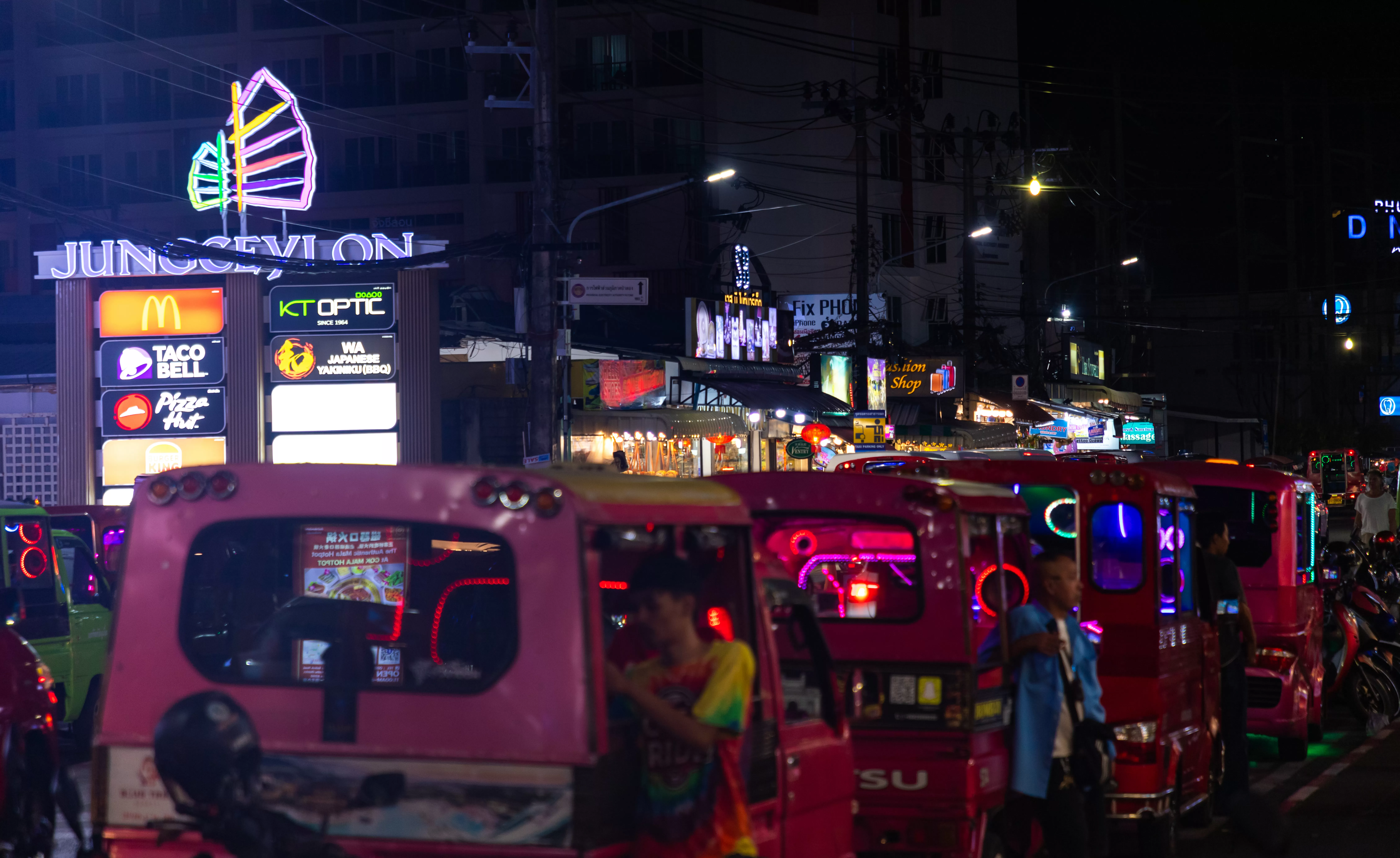 Trisal é gravado fazendo sexo em tuk-tuk na Tailândia