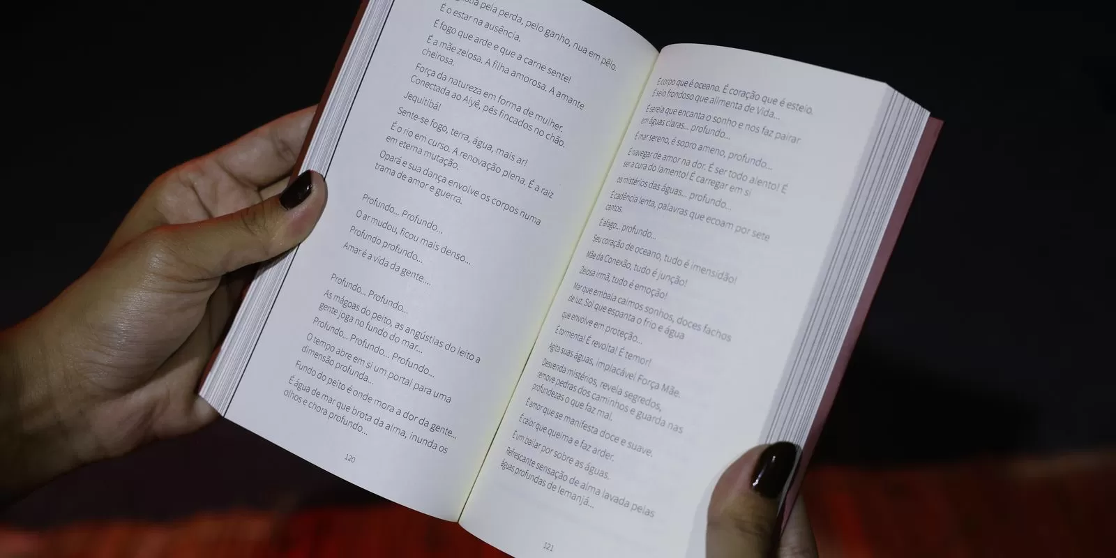 Leituraço com pé na areia: evento no Rio leva livros à praia
