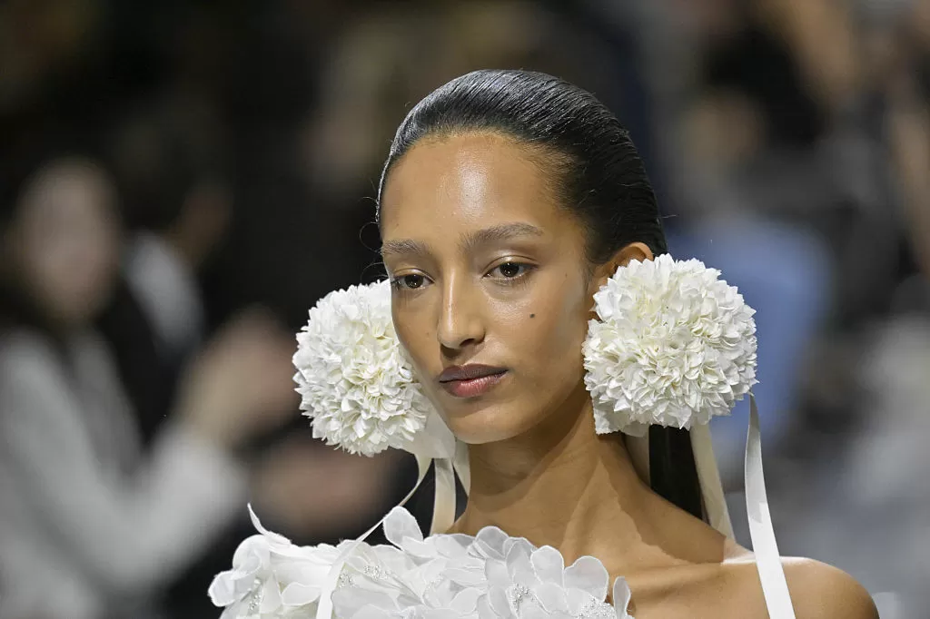 Como um vestido branco específico roubou a cena na alta-costura da Dior?