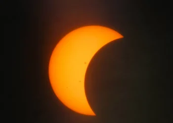 O 1.º eclipse solar total na América do Norte em 7 anos começou. Ora veja