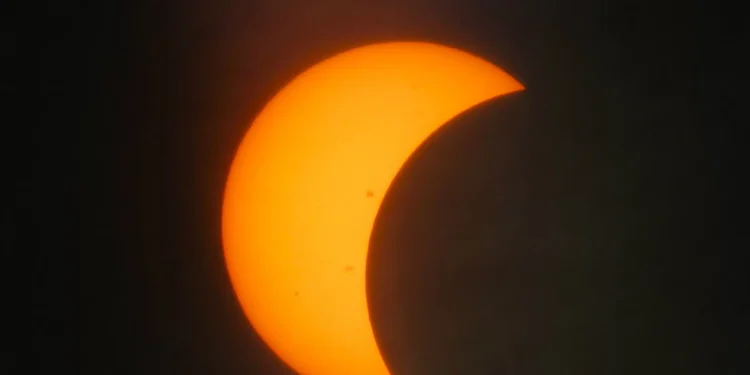 O 1.º eclipse solar total na América do Norte em 7 anos começou. Ora veja