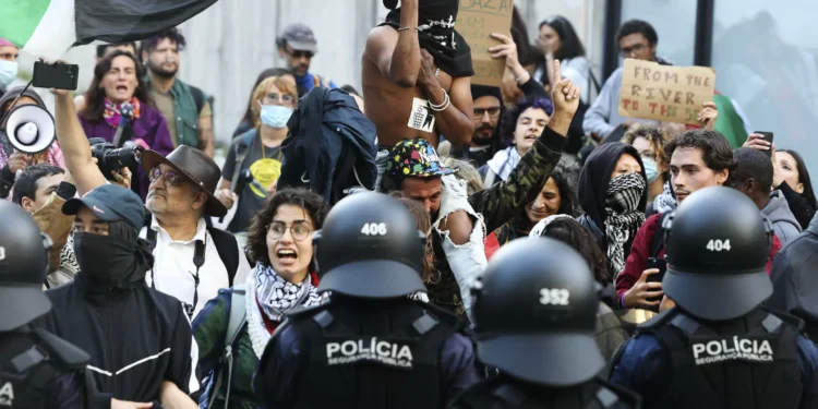 Tensão entre polícia e ativistas na celebração em Lisboa da fundação de Israel