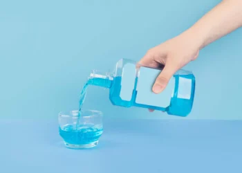 Pode usar elixir para combater os cheiros desagradáveis dos ralos. Sabia?