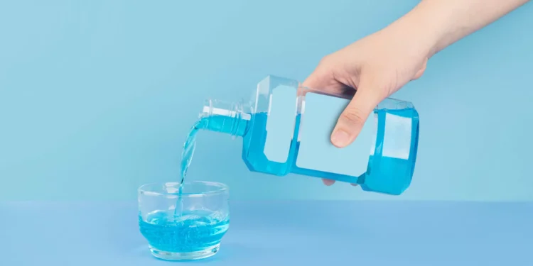 Pode usar elixir para combater os cheiros desagradáveis dos ralos. Sabia?