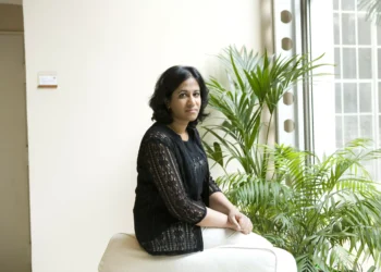 Escritora V.V. Ganeshananthan vence prémio com ‘Brotherless Night’