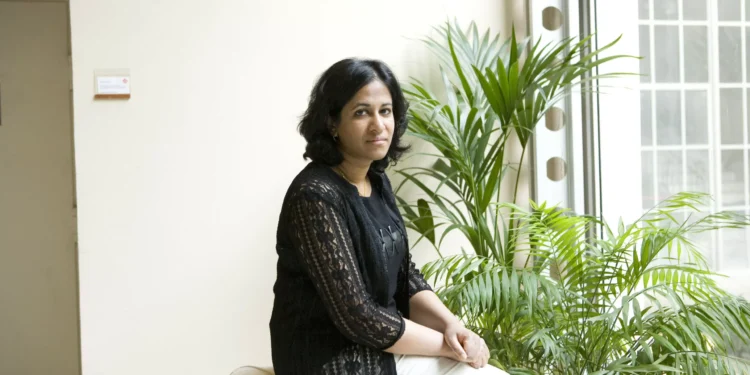 Escritora V.V. Ganeshananthan vence prémio com ‘Brotherless Night’