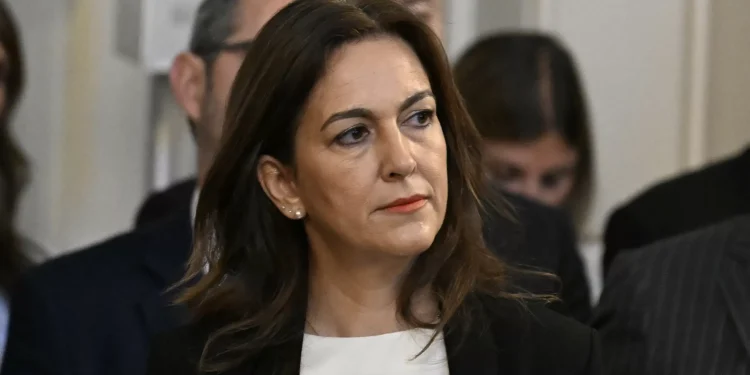 Ministra evoca falta de tutela política para responder a requerimentos na AR