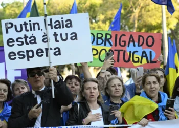 Mais de meia centena de ucranianos expressam em Lisboa apoio a Zelensky