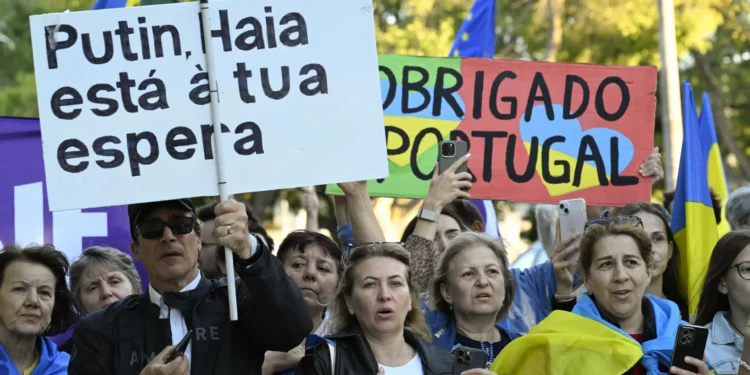 Mais de meia centena de ucranianos expressam em Lisboa apoio a Zelensky