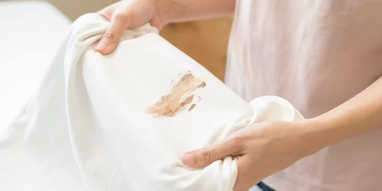 Deve mesmo fazer isto antes de remover qualquer tipo de nódoa