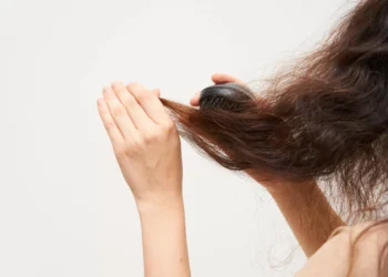 Como escolher um condicionador para pôr fim ao cabelo frisado