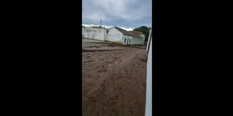 Mau tempo nos Açores faz estragos e gera imagens impressionantes