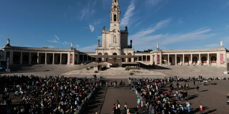 Milhares de crianças fazem peregrinação anual a Fátima