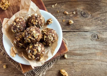 Quando a fome aperta, uma bolinha energética de banana é a solução