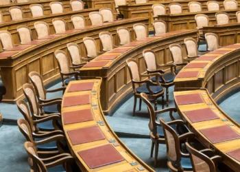 “Desmistificando a Política: Além dos Escândalos”