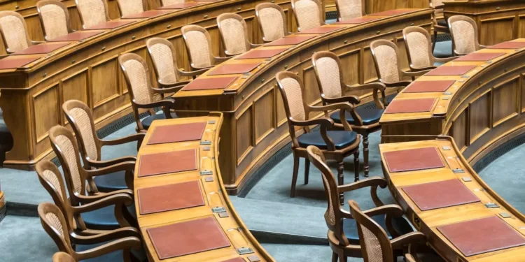 “Desmistificando a Política: Além dos Escândalos”