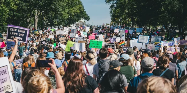 “O papel da política na sociedade contemporânea”