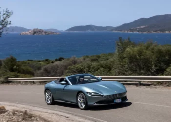 Conheça a nova Ferrari de R$ 4 milhões que é sucesso de vendas no Brasil