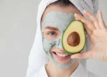 A máscara de abacate e aveia que deixa a pele mais firme