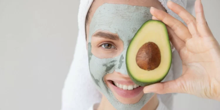A máscara de abacate e aveia que deixa a pele mais firme