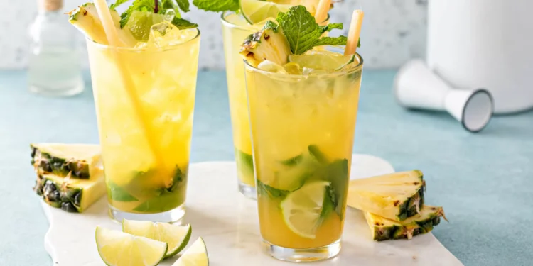 Receita saudável: Sai uma limonada refrescante com ananás e lima