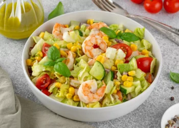 Salada rápida para dias de calor? Junte camarão, pepino e tomate