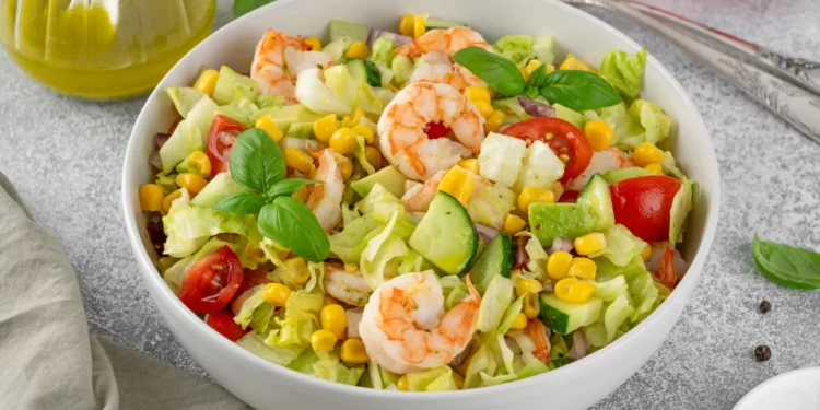 Salada rápida para dias de calor? Junte camarão, pepino e tomate