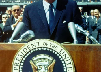 “O papel da política na sociedade em 10 palavras”