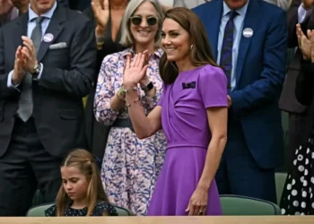 Em segunda aparição pública, Kate Middleton é aplaudida de pé