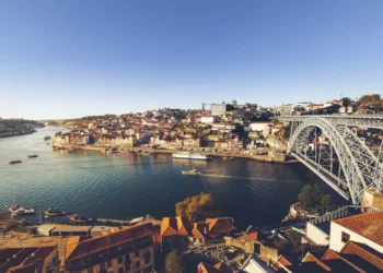 Jovens detidos por roubo, incluindo em gasolineira. Mais novo tem 16 anos