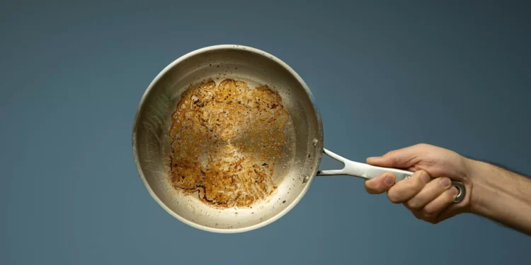 O truque inesperado para deixar panelas e frigideiras livres de gordura