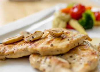 Ponha os olhos nesta receita saudável de bifes de frango com um ‘twist’