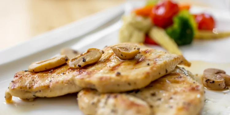Ponha os olhos nesta receita saudável de bifes de frango com um ‘twist’