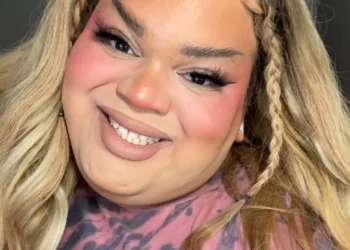 ‘Demure’. Afinal, o que quer dizer a palavra mais viral do momento?