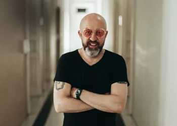 “Eu era um alienígena”, diz o escritor Fabricio Carpinejar sobre bullying na escola