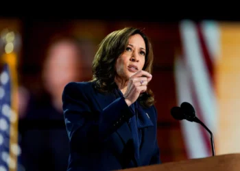 Verde limão e pulseiras Taylor Swift: a influência da moda a favor de Kamala Harris