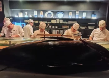 Conheça a cerimônia Kaitai, em que o atum bluefin é cortado em frente aos clientes em restaurantes japoneses