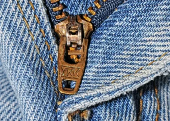 Acabou o mistério. É por esta razão que o fecho éclair tem um orifício