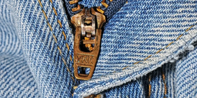 Acabou o mistério. É por esta razão que o fecho éclair tem um orifício