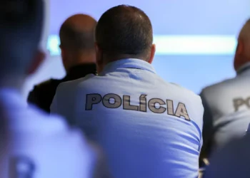 Tentava arrombar máquina de fotografias em estação de Metro e foi detido