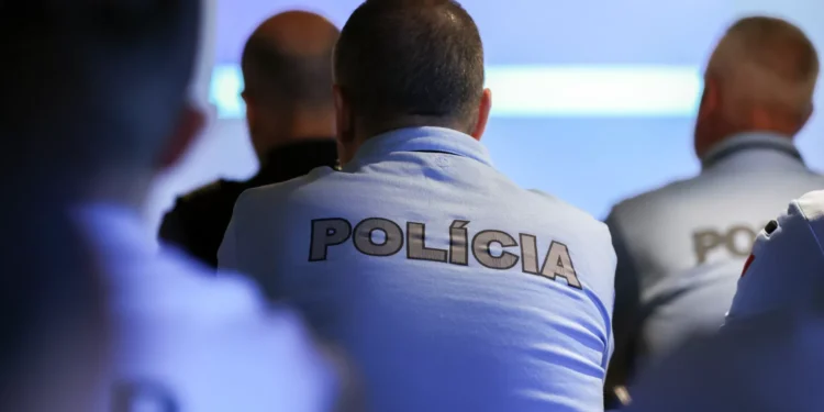 Tentava arrombar máquina de fotografias em estação de Metro e foi detido