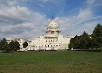 “Desmistificando a Política: Além das Aparências”