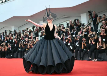 Veludo, volume e renda: as extravagâncias de Lady Gaga em Veneza