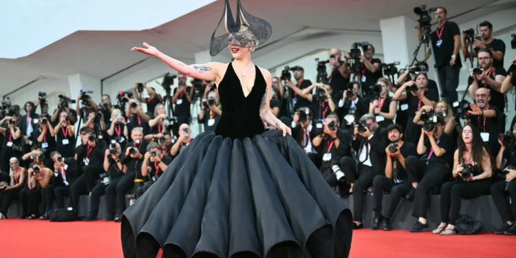 Veludo, volume e renda: as extravagâncias de Lady Gaga em Veneza