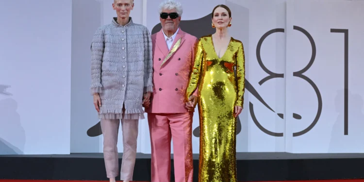 Brilho, alta costura e barbiecore: o dramático red carpet de Almodóvar em Veneza