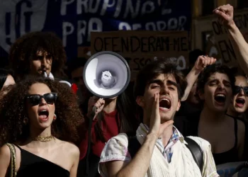 Estudantes preocupados com descongelamento das propinas após encontro com ministro