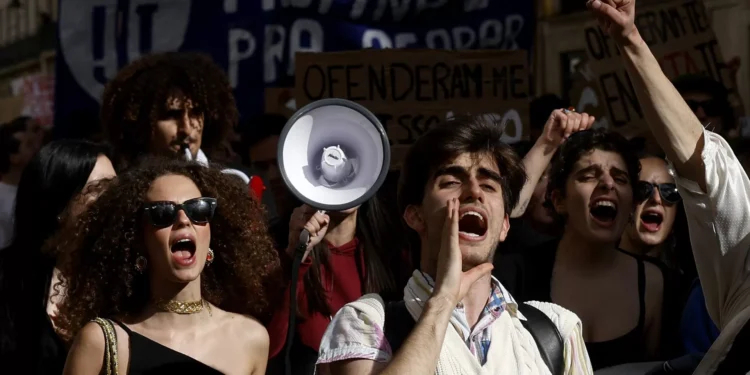 Estudantes preocupados com descongelamento das propinas após encontro com ministro